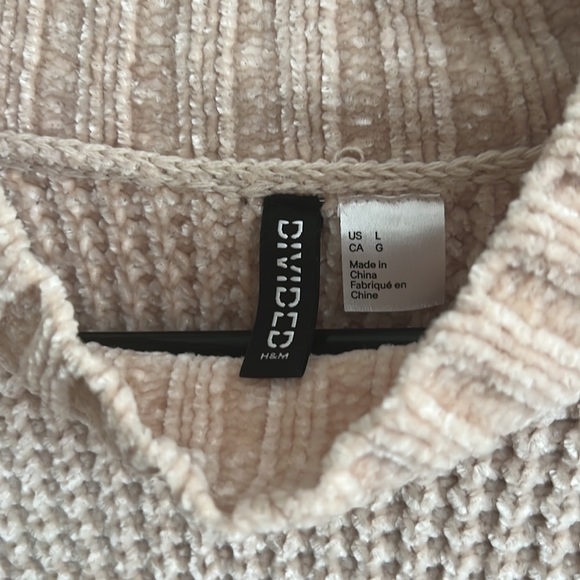 DIVIDED Sweater!! - Picture 3 of 3